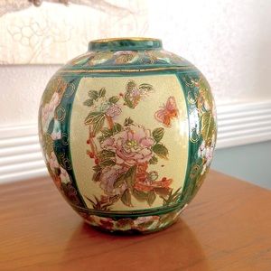 Vintage~ Gorgeous Vase